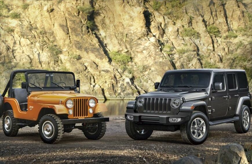 1955年に誕生した「CJ-5」と現行「ラングラー」（写真：FCAジャパン）