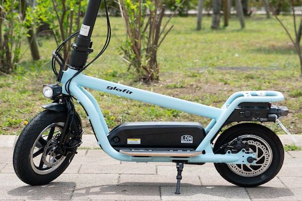 前後にディスクブレーキを備えた電動キックボード、グラフィット「LOM」（筆者撮影）