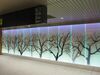 新綱島駅改札付近には発光するガラスパネルを設置。
