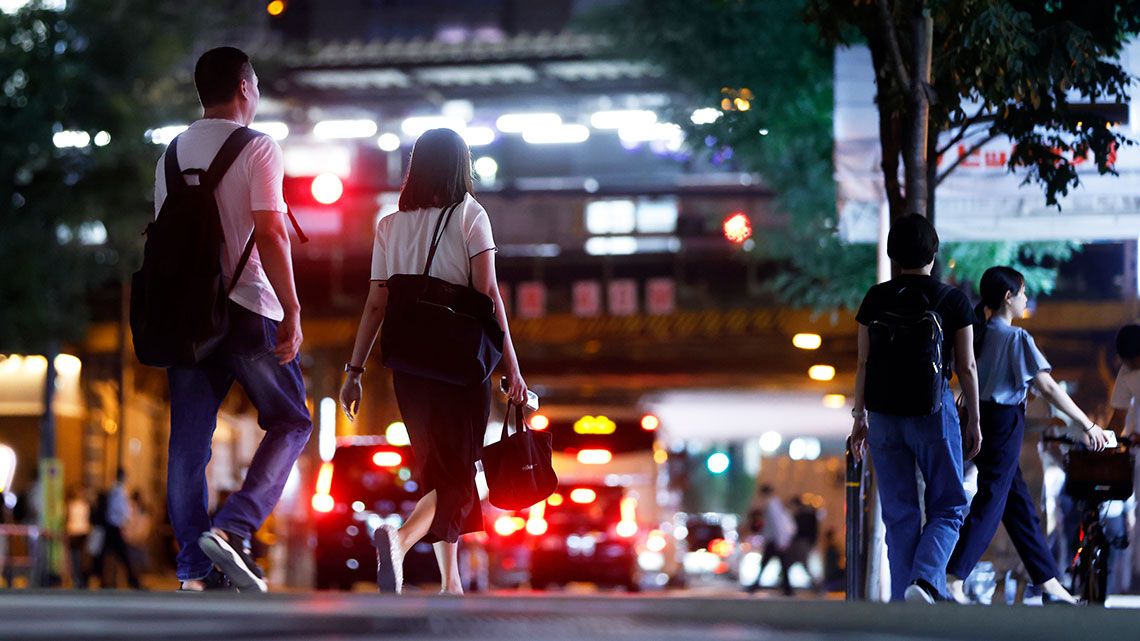 東京・有楽町の路上を歩く人々