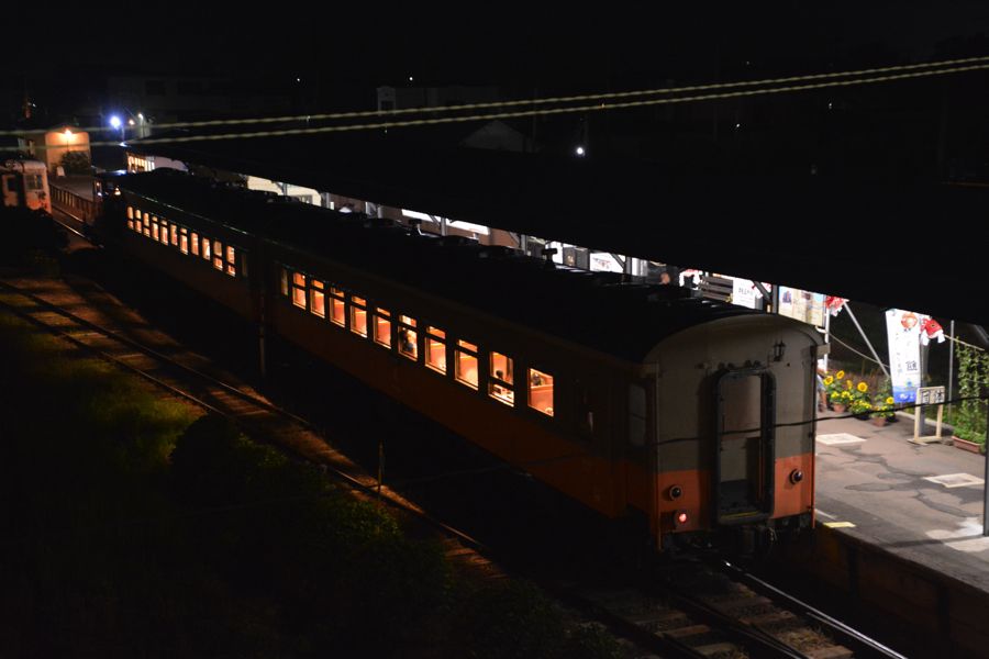 津軽鉄道・五所川原駅停車中の旧型客車夜行「津軽」（写真:日本旅行）