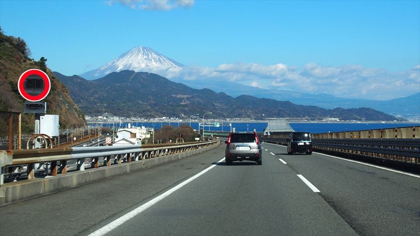 薩埵峠付近の東名高速道路