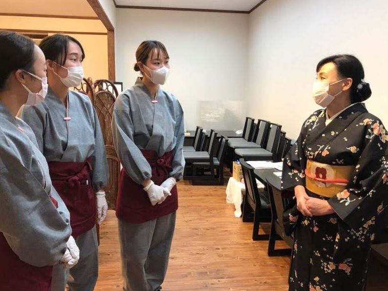 熊本県の人吉旅館で接客指導を受ける北見さんたち（写真提供：北見さん）