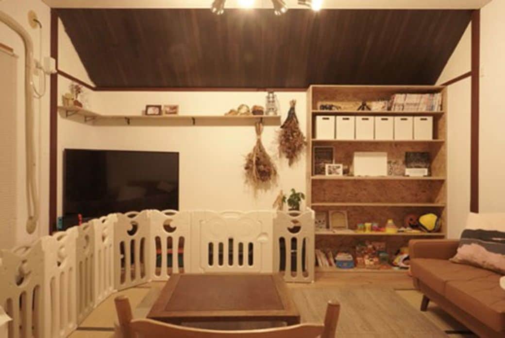 牧原さん宅では押入れを取り払い、自作の棚を取り付けた（写真提供／ホシノマチ団地）