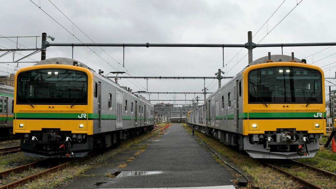JR東日本の新型事業用車両。E493系（左）とGV-E197系（記者撮影）