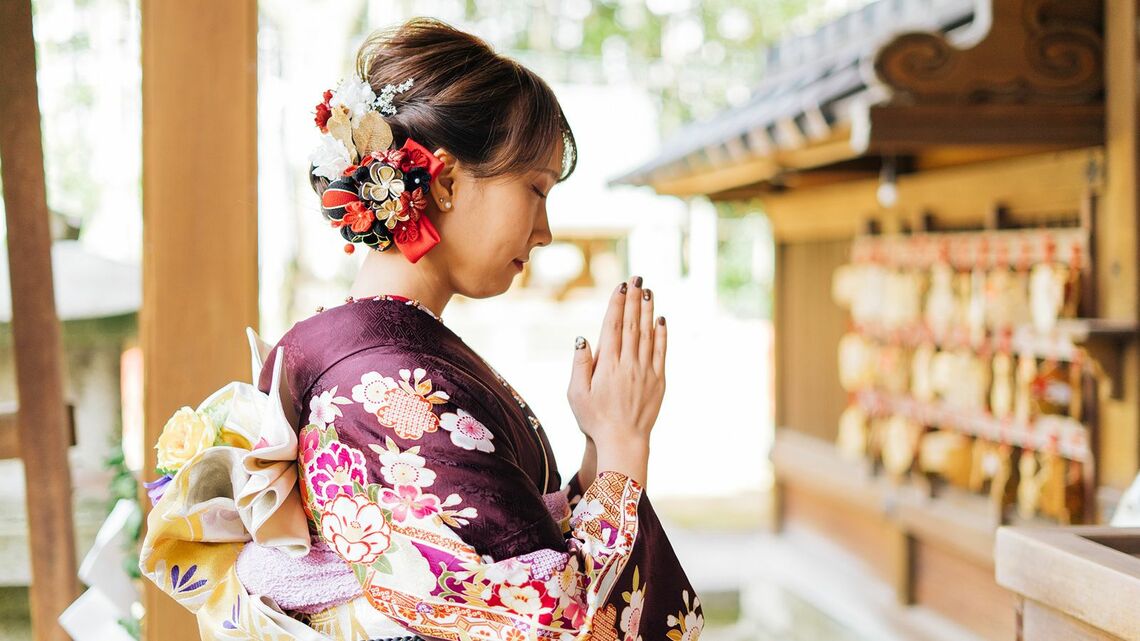 初詣をする女性