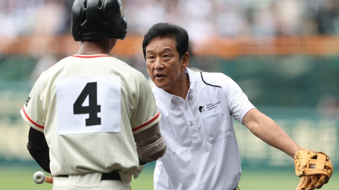 選手と握手する栗山さん（写真：時事通信）