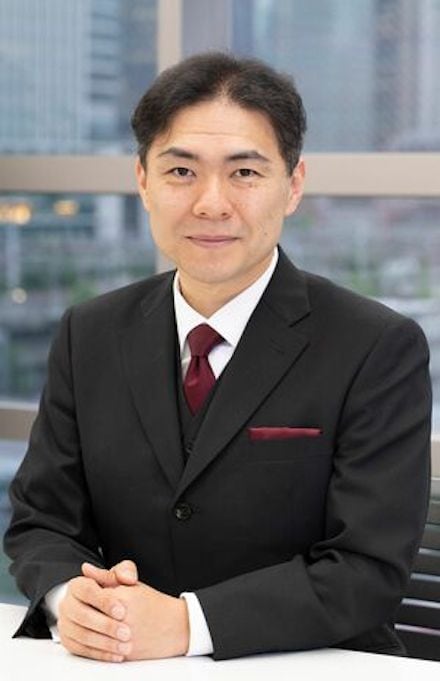 新井直之さん●執事。日本バトラー&コンシェルジュ株式会社代表取締役社長。執事やコンシェルジュを派遣する会社を営む傍ら、富裕層ビジネスに関する講演を行う。作家としても活躍し、『執事だけが知っている世界の大富豪53のお金の哲学』（幻冬舎）など、著書も多数