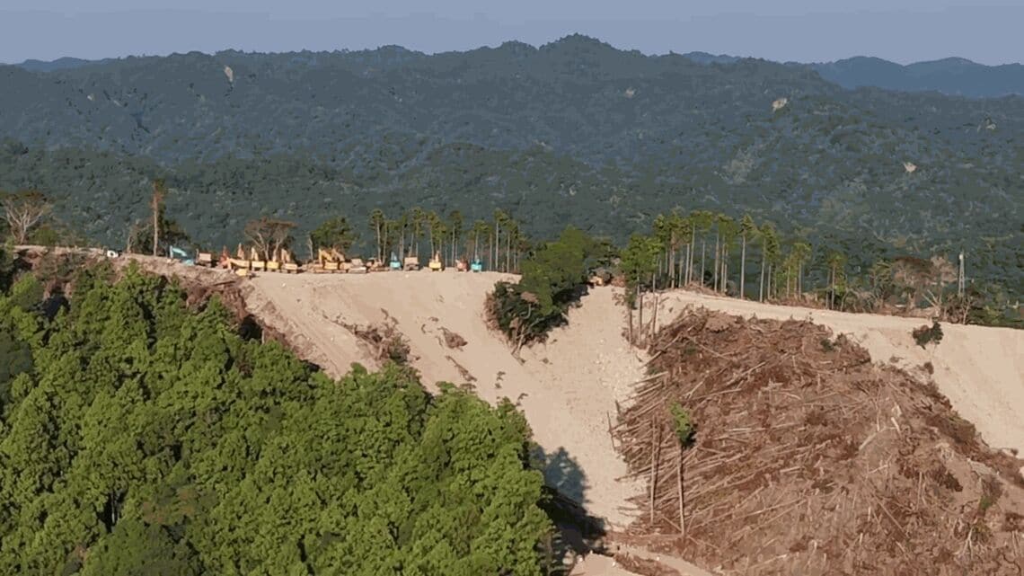 2025年10月撮影のドローン映像では、尾根の上にずらりと林業重機が並んでいた（写真：鴨川の山と川と海を守る会提供）