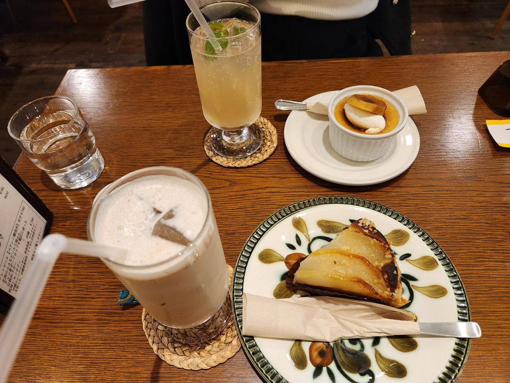 梨といちじくのタルトとさつまいもプリン（写真：筆者提供）