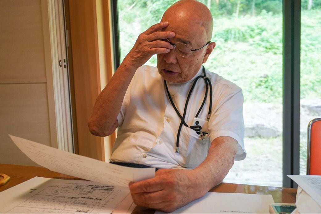 相談者の記録に目を通す篠原さん（写真：弁護士ドットコム）