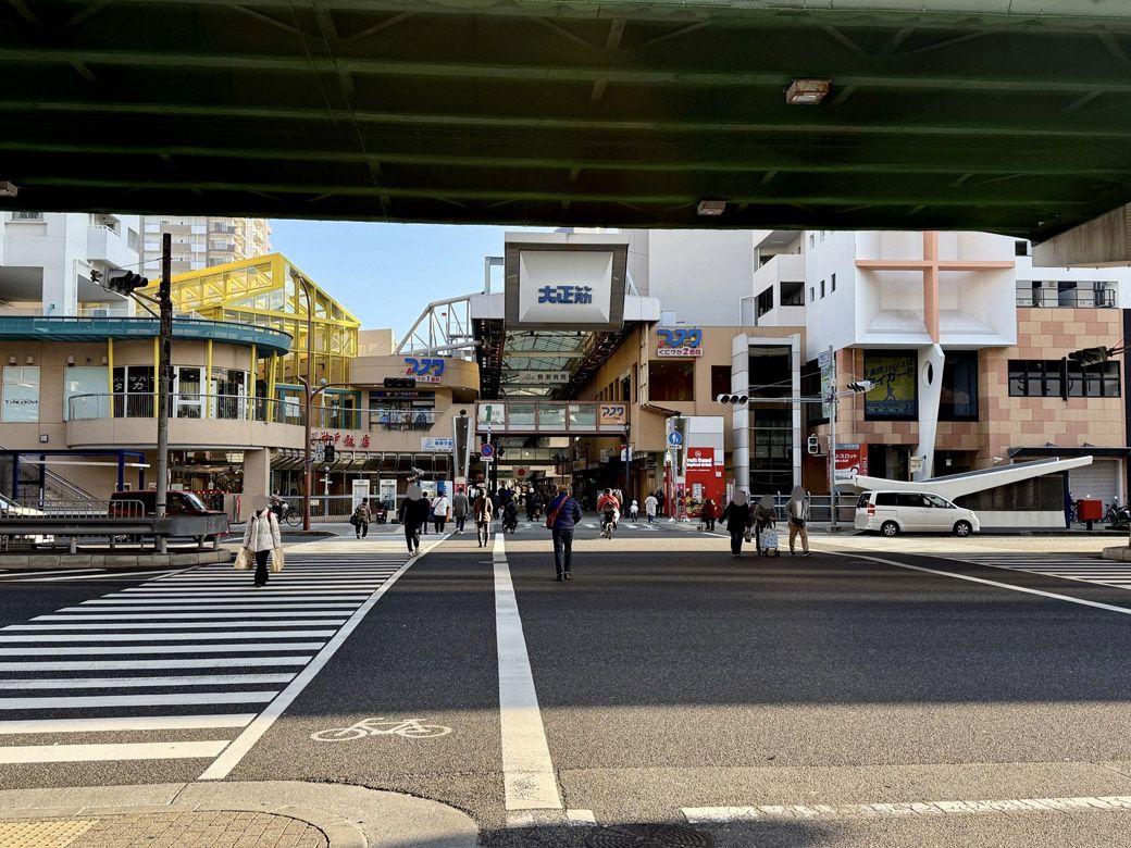 国道2号とその先にある「アスタくにづか」