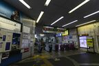 相対式ホームの大山駅は、ホームから直接改札に出る