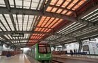 大きな屋根で覆われたホームと列車