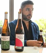 ブルックリンクラで現在販売されている「CRAFT SAKE BROOKLYN KURA」の＃14 ナンバーフォーティーン（左）とオキシデンタル（撮影：風間仁一郎）