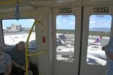 第2期区間は国際空港を経由する。車窓から見た空港＝2025年10月16日（記者撮影）