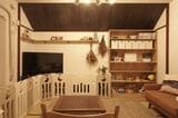 牧原さん宅では押入れを取り払い、自作の棚を取り付けた（写真提供／ホシノマチ団地）