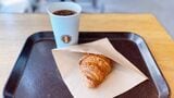 猿田彦珈琲のモーニングは、パンとコーヒーのシンプルなセットです（筆者撮影）