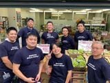 大関屋青果店オープン初日のメンバー。後列左から2人目が伊藤さん（写真提供：大関屋青果店）