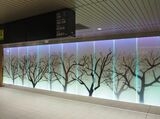 新綱島駅改札付近には発光するガラスパネルを設置。四季を表現して色が変わる（記者撮影）