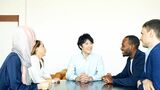 日本人は外国人を「○○人」と一括りにして見がちだが、個人として対話を深めないと相互理解は難しい（写真はイメージ・metamorworks／PIXTA）