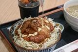 バラ丼にマヨネーズをかけると、味わいはより濃厚に。それでいて、付け合わせのキャベツが後味をサッパリさせてくれる（撮影：大澤誠）