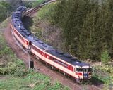 函館本線山線の塩谷駅付近を行く特急「北海」。絵入りヘッドマークになった後の姿＝1985年（撮影：南正時）