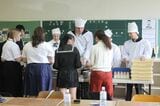 給食係もいる（筆者撮影）