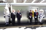 001系「ラビュー」は2020年の鉄道友の会「ブルーリボン賞」を受賞した。同年に西武球場前駅で開いた受賞式（撮影：南正時）