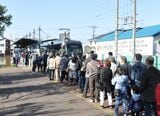 南北直通運転開始日の富山港線岩瀬浜駅。当日は運賃無料となり長蛇の列ができた＝2020年3月21日（編集部撮影）