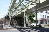 都道50号（新大橋通り）をまたぐ架道橋も幅は複線だが線路は単線。右側の鉄板で覆われている部分に線路が敷かれている（筆者撮影）