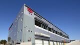 「M&Aは時間と荷主を買える。償却が終わった倉庫を手に入れることもできる」とSBSの鎌田正彦社長は語る。倉庫をどのように確保していくかは3PLの生命線だ（写真：SBS）
