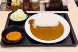 マイカリー食堂の朝メニュー、モーニングカレー540円に、松のやのクーポン使用で60円のコロッケをトッピング（写真：筆者撮影）