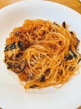 揚げ茄子、鶏ミンチ、たけのこ、きくらげ、赤ピーマンが入った「麻婆はるさめ」。もちもちの食感と程よい辛さでごはんが進む（筆者撮影）