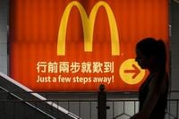 マクドナルド3割減益、中国食肉問題・競争激化で