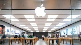 〈開発に10年〉待望のアップル初の折り畳み式iPhone､チタンとアルミニウムを使った先進的なヒンジ機構に