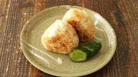 ｢冷やご飯｣で作るのは実はNG！ 焼く途中で無惨に崩れない｢極上の焼きおにぎり｣を作る超カンタン合理的アプローチ
