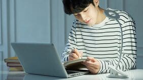 ｢書いて覚える｣でも｢人に説明してみる｣でもない…東大生1000人を調査した筆者が解説する｢東大式インプット｣のコツ