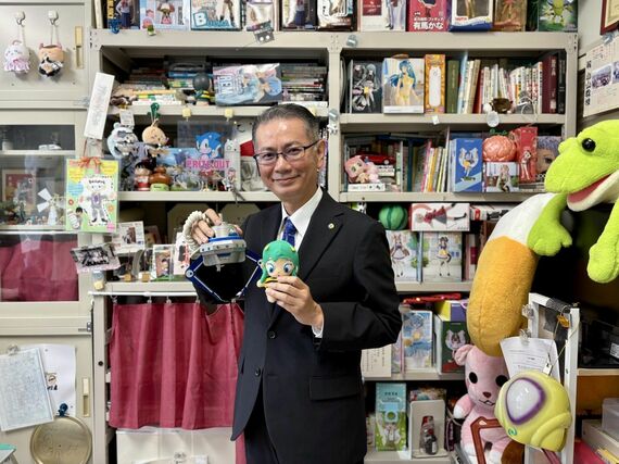 クレーンゲームの景品がぎっしり詰まっている研究室の棚（写真：筆者撮影）