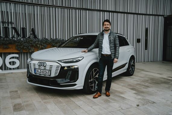 スペインでの試乗会にてQ6 e-tronとライティング技術担当のステファン・モーバー氏（写真：Audi）