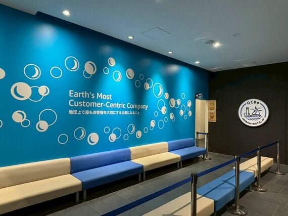 基本的に荷物はロッカーに預け、専用のベストを着用する（写真：筆者撮影）