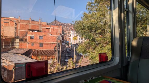 サン・ペドロ駅に泊まった列車の車窓風景