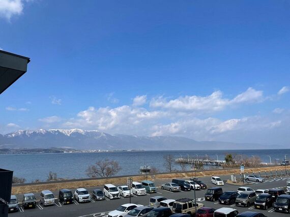 ピエリ守山の裏手から望む琵琶湖