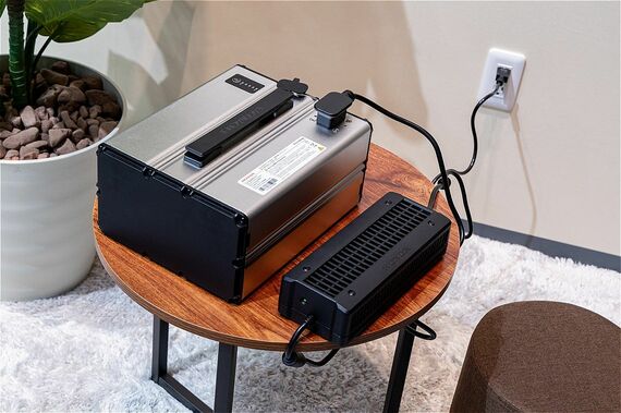 バッテリーは、車体から取りはずして充電することも可能