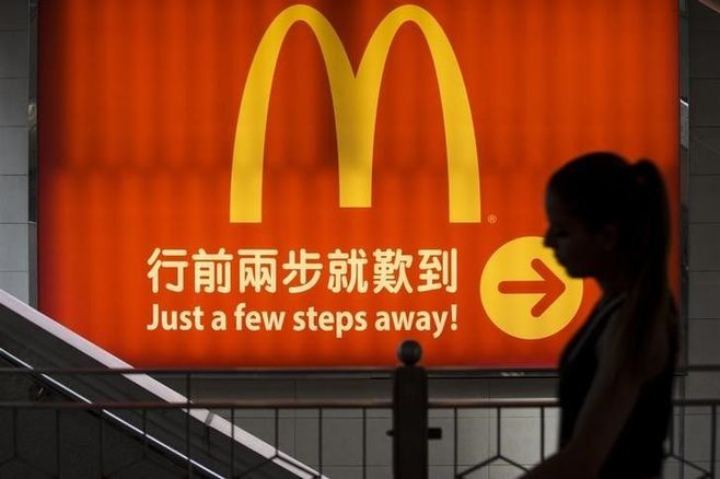 マクドナルド3割減益、中国食肉問題・競争激化で