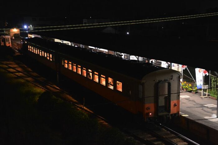 津軽鉄道・五所川原駅停車中の旧型客車夜行「津軽」