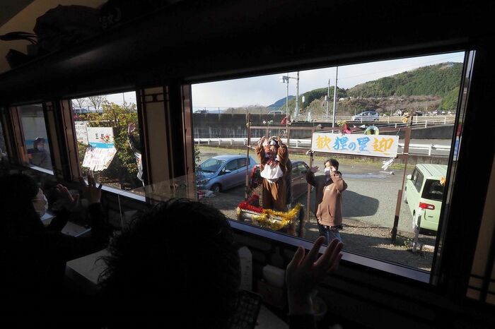 五郎駅でのお出迎え。かわいい2代目「たぬき駅長」の