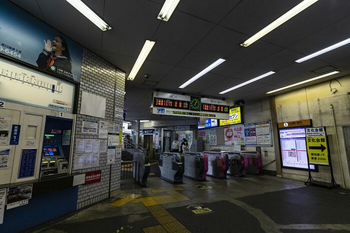 相対式ホームの大山駅は、ホームから直接改札に出る