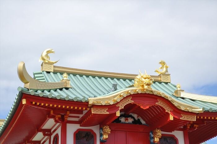 屋根の上にはイルカがいる