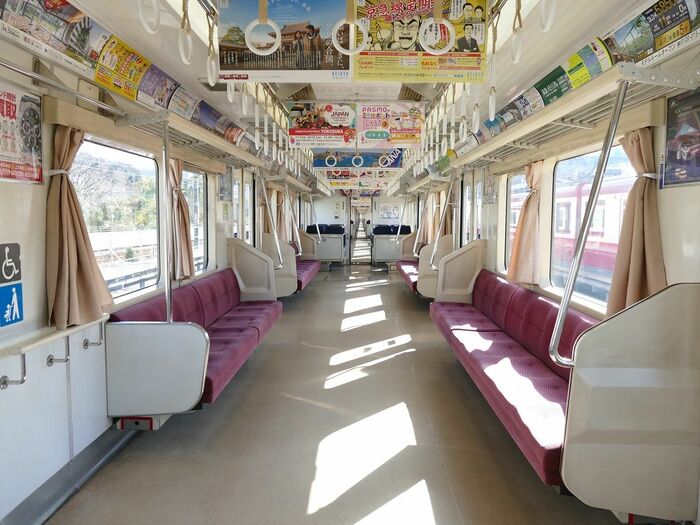 3扉・ロングシートに改装された車内